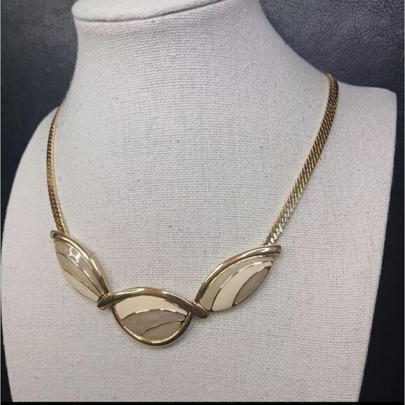 Vintage TRIFARI Bib Necklace Cream/Beige Enamel. EXCELLENT CONDITION - Picture 3 of 7